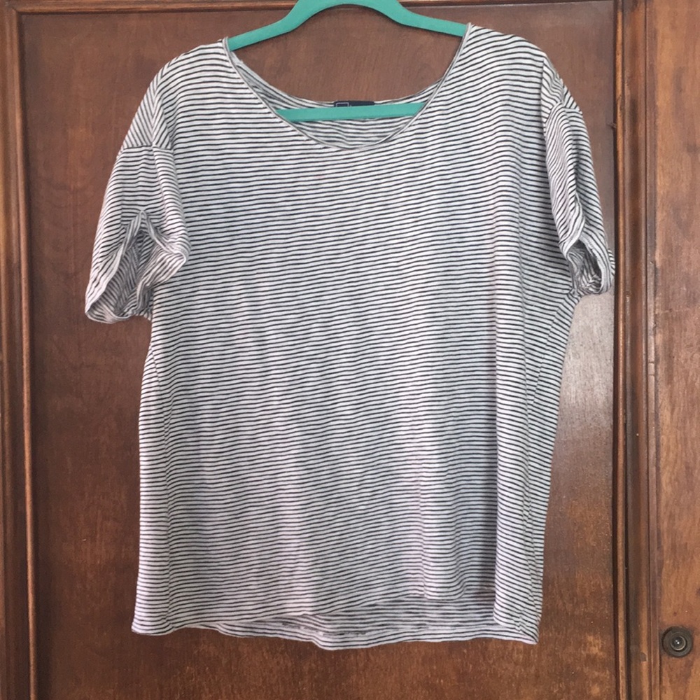 5 for $20 🍍Set of three tees from Gap🍍